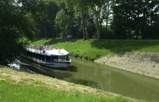 Bateau ville de Pont de vaux 2 sur le canal