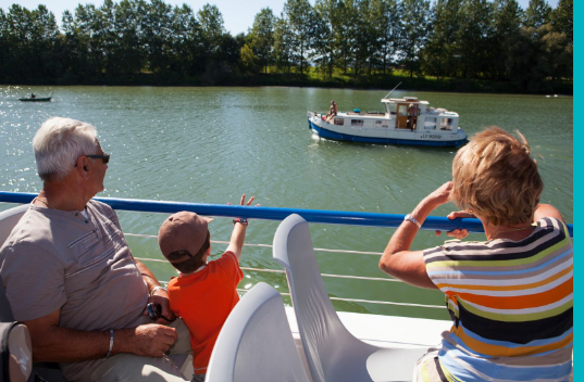 Famille sur le Bateau ville de Pont de Vaux 2