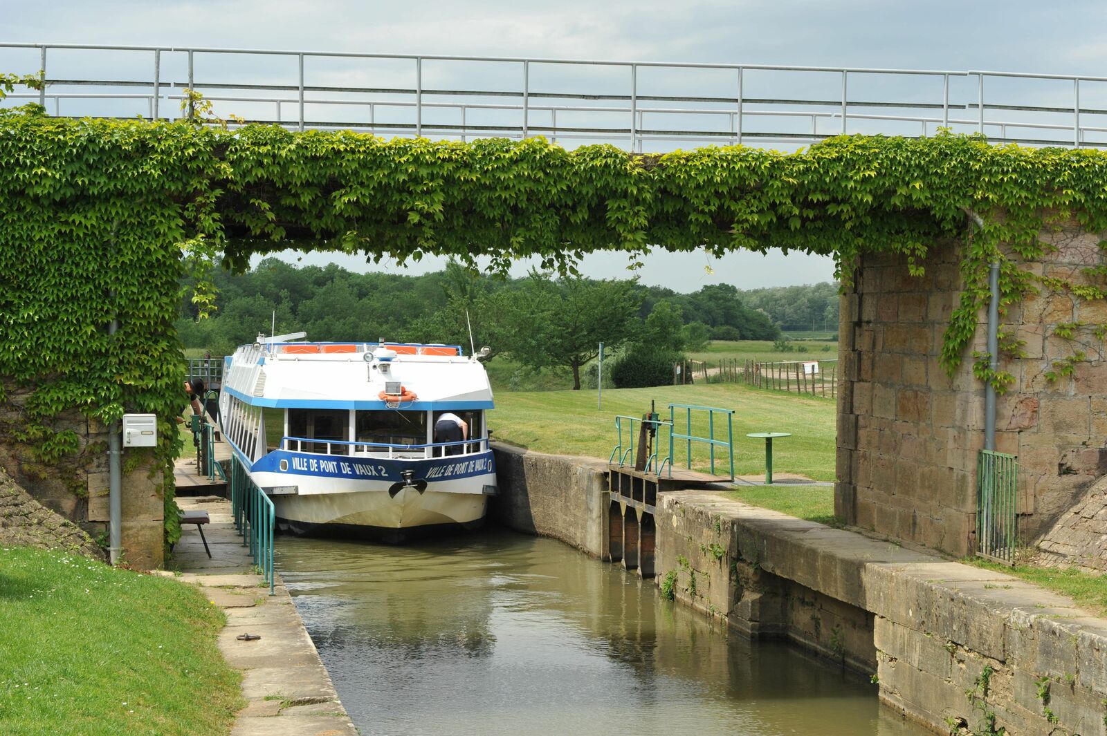 bateau croisiere ville pont de vaux 2