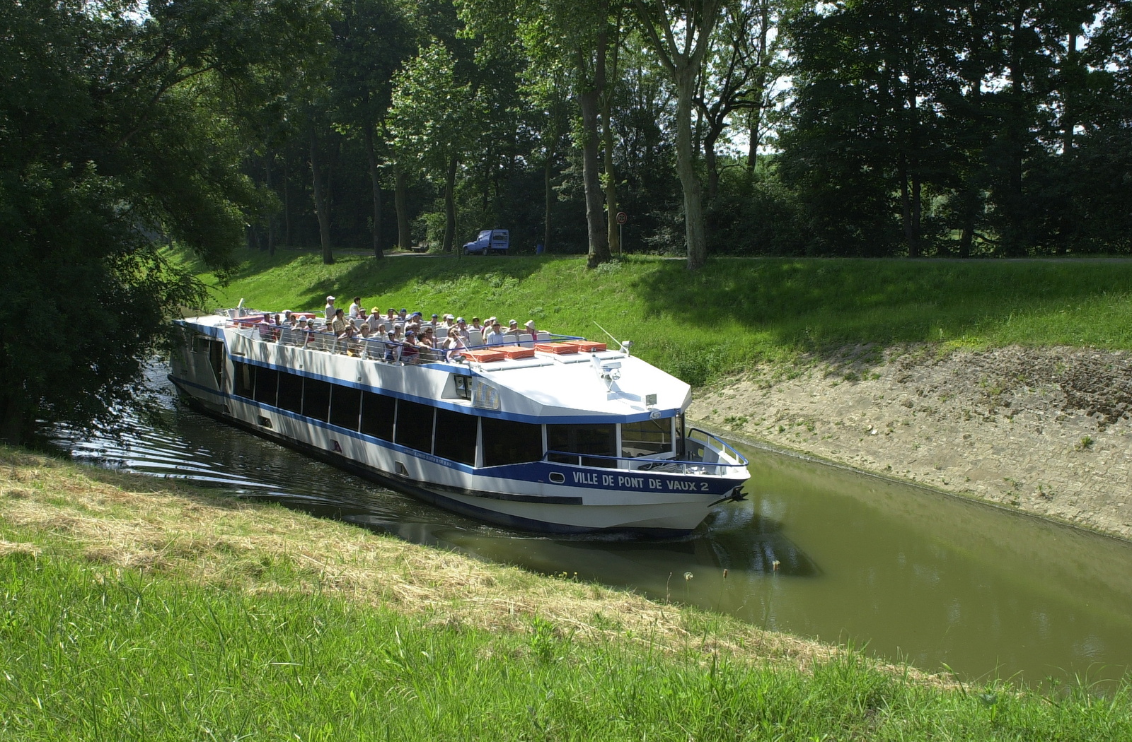 Croisière sur la canal de Pont-de-Vaux en groupe