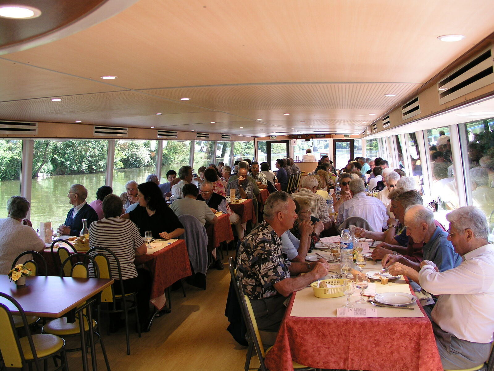 Déjeuner croisière à bord du bateau Ville Pont-de-Vaux 2