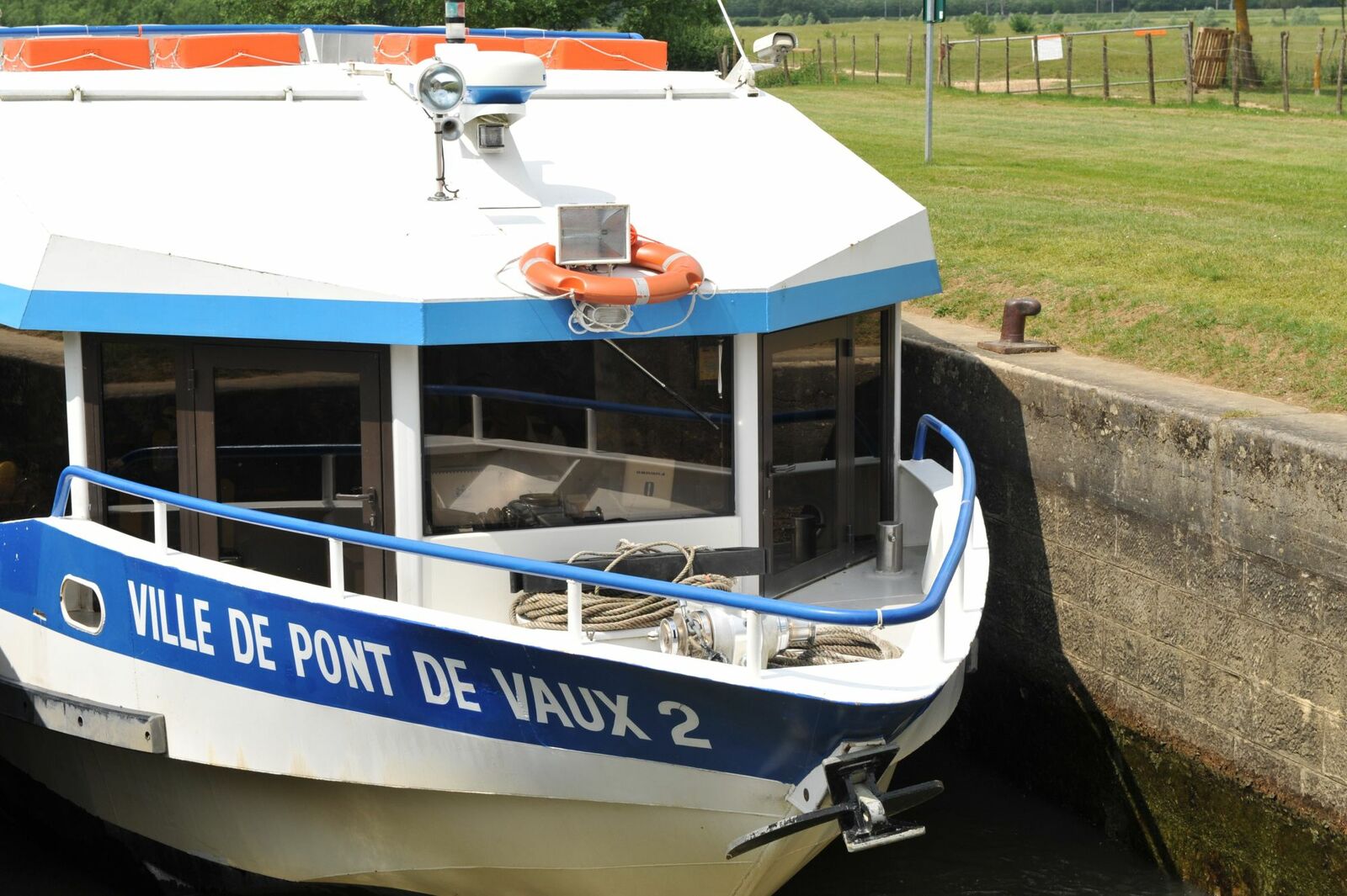 Bateau Ville de Pont-de-Vaux 2 dans l'écluse de Pont-de-Vaux