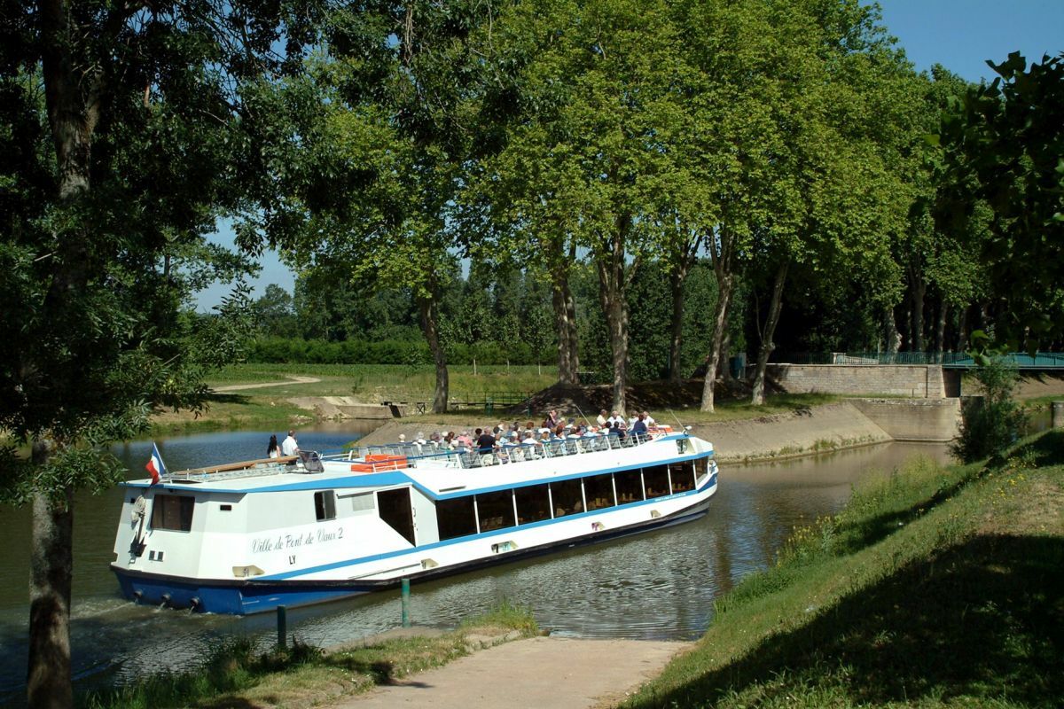Bateau Ville de Pont-de-Vaux 2 sur le canal de Pont-de-Vaux