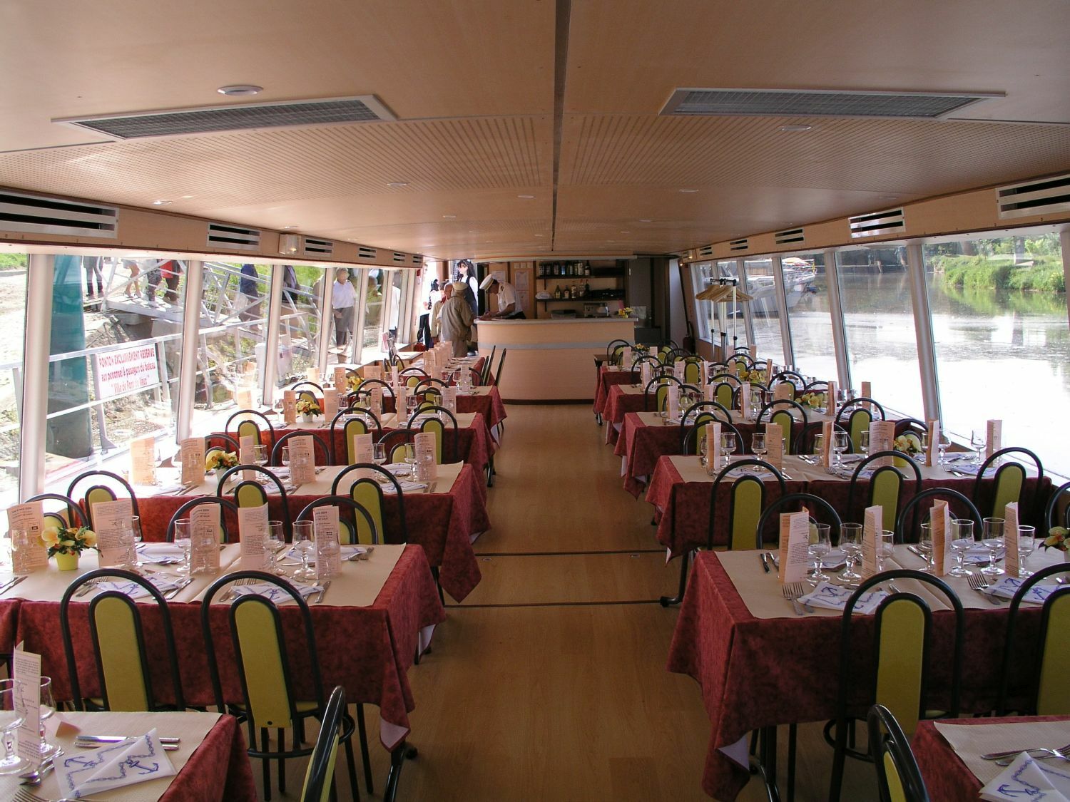 Déjeuner croisière à bord du bateau Ville Pont-de-Vaux 2